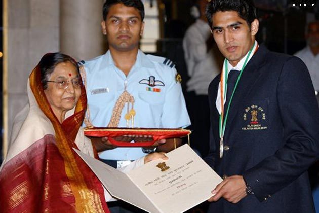 Vijender Singh being felicitated